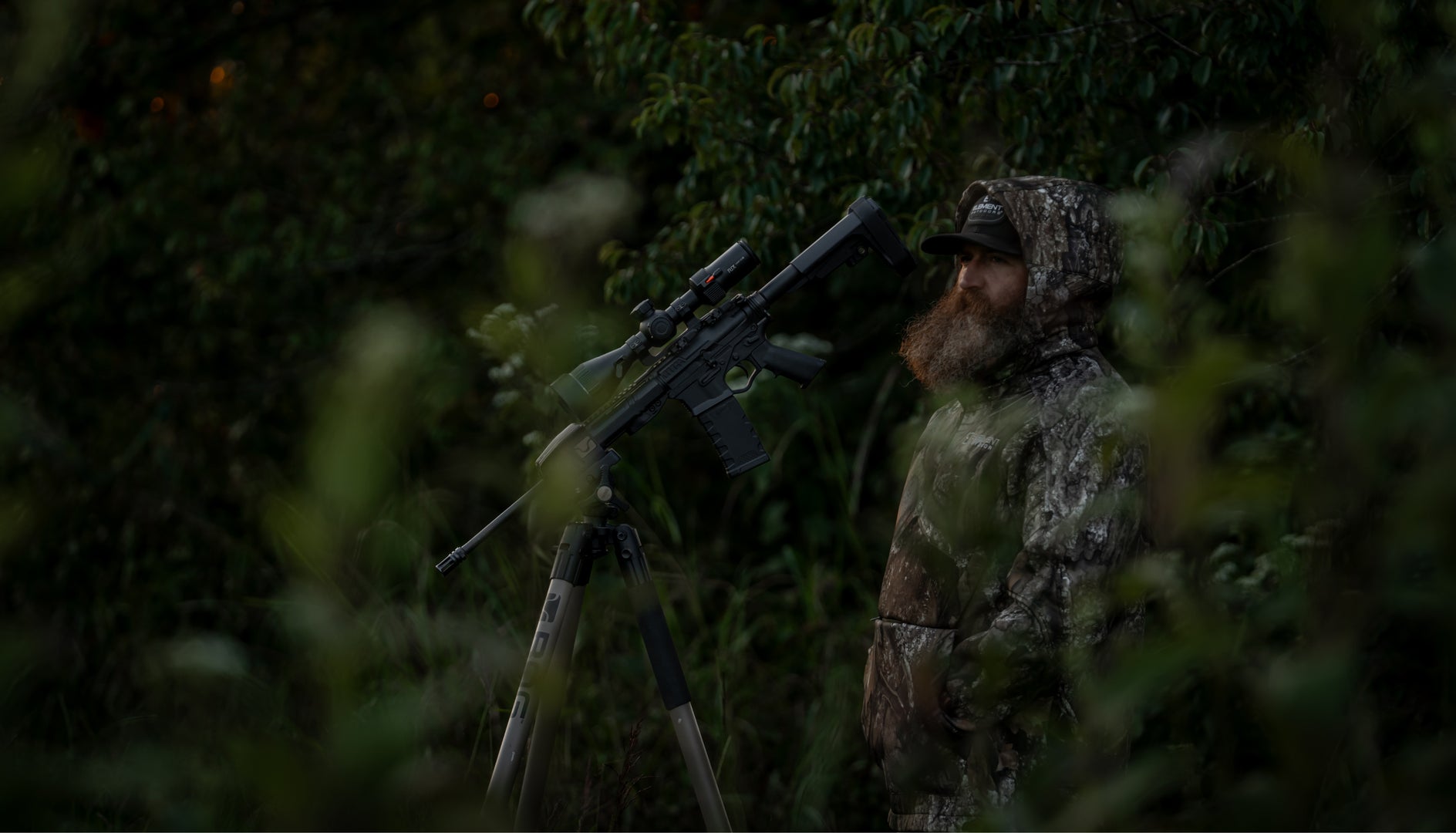 CAMO HUNTER WITH TRIPOD STAND