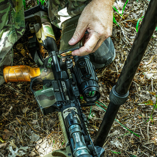 THERMAL SCOPE MOUNTED ON RIFLE WITH HUNTER